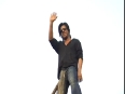 Watch Shahrukh Khan Waving To His Fans Outside Mannat On His Birthday &acirc  Shahrukh Khan Birthday 2013