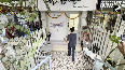 Bipasha Basu distributes sweets to paps