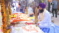 Priyanka offers prayers in Lucknow's Yahiyaganj Gurudwara