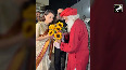 Kangana took blessings by touching the feet of Sadhguru who came to watch the film 'Emergency' in Mumbai.