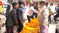 Muslim men make flower garlands for Hindus in Udhampur.mp4