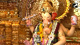 Varun Dhawan offers prayers at Lalbaugcha Raja