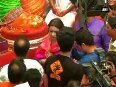 Watch Sachin Tendulkar offers prayers at Lalbaugcha Raja