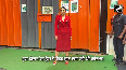 Karishma Kapoor looked very hot in red dress, posed for the paps
