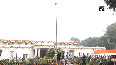 Cong flag falls as Sonia tries to unfurl it on party Foundation Day