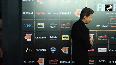 Shah Rukh Khan shines at the Filmfare Awards, steals the show with a flying kiss on the red carpet