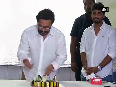Watch Aamir Khan celebrates his 52nd birthday with media