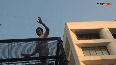 Shahrukh Khan Waving Hand To His Fans