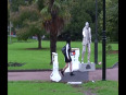 Living statue scares pedestrians