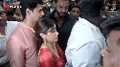 Janhvi looks uncomfortable in Lalbaugcha Raja crowd, Sidharth shields her