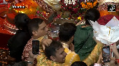 Varun Dhawan offers prayers at Lalbaugcha Raja
