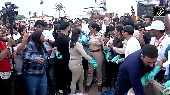 Akshay Kumar, Amruta Fadnavis Clean Juhu Beach Post Ganpati Visarjan