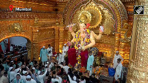 Devotees Throng Mumbai's Lalbaugcha Raja for Ganesh Darshan