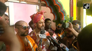 Vidyut Jammwal celebrates Holi at Shri Dwarkadhish Temple in Mathura