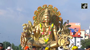 Kanwar Yatris from Gurugram carry 800-1,000 kg Golden Shiva Kanwad on wheels in Haridwar