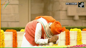 PM Modi pays tribute to Mahatma Gandhi at Rajghat on I-Day