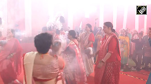 Smriti Irani performs 'Dhunuchi Naach' at Delhi's Durga Puja pandal