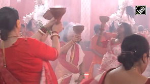 Smriti Irani performs 'Dhunuchi Naach' at Delhi's Durga Puja pandal