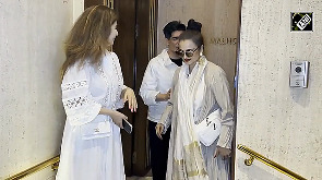 70-year-old Rekha still looks incredibly young!