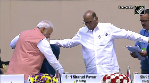 Modi's special gesture to Pawar wins hearts at Marathi Lit Fest