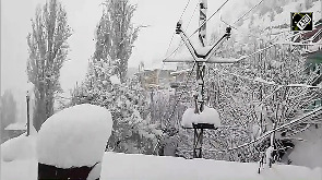 Heavy snowfall batters Himachal