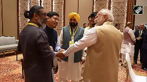 PM Modi's friendly chat with Oppn CMs breaks the Internet