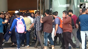 Mumbai queues up for iPhone 17 before sunrise, huge crowd at Bandra Apple store