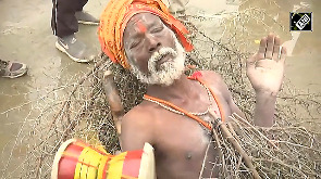 'Kaante Wale Baba' attracts eyeballs at Maha Kumbh as he lays down on thorns