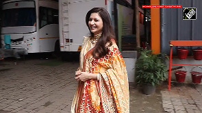 Bhagyashree Stuns in Saree, Fans Mesmerized by Her Timeless Beauty