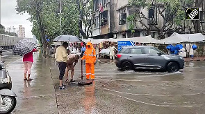 Heavy rains lash Mumbai, IMD issues red alert
