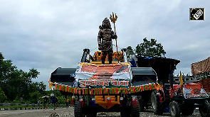 Kanwariyas carry 'Bulldozer Baba' kanwar depicting CM Yogi