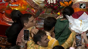 Varun Dhawan offers prayers at Lalbaugcha Raja