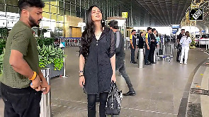 Shruti Haasan was seen at the airport and posed for the paps