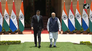 PM Modi meets Paraguay's President at Hyderabad House