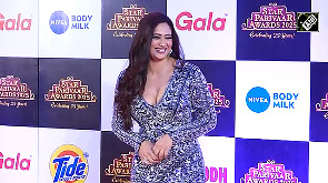 Shweta Tiwari Sets the Stage on Fire at Star Parivaar Awards in a Shimmery Dress!