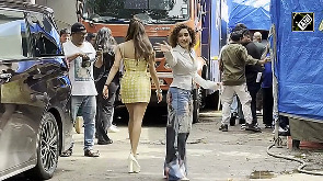 Janhvi, Sanya give cute poses to the paps