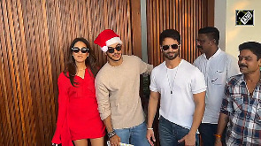 Shahid Kapoor-Mira Rajput celebrate Christmas at Zoya Akhtar's house