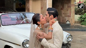 Prateik Babbar marries Priya Banerjee at late mother Smita Patil's house