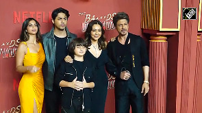 Aryan Khan turns photographer for dad SRK at 'The Ba ds of Bollywood' Premiere