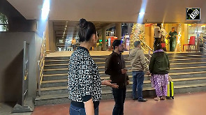 Rakul Singh rocks casual look at Mumbai airport