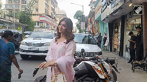 Akanksha Puri slays her ethnic look