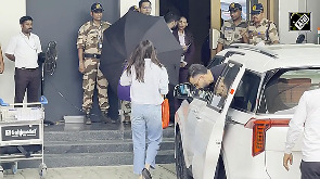 Anushka Sharma, Virat Kohli greet paps at Mumbai airport