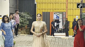 Janhvi sizzles in a Sari