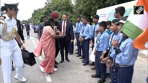 Prez Murmu stops convoy to distribute chocolates to students in Gorakhpur