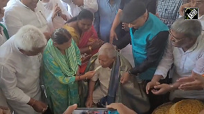 Lalu Yadav turns 78: RJD chief cuts 78-kg laddu-cake with sword