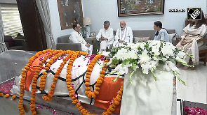 PM Modi Pays Last Respects to Veteran BJP leader Late Vijay Kumar Malhotra 