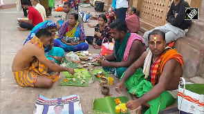 Devotees perform 'pind daan' on Diwali in front of Jagannath Temple