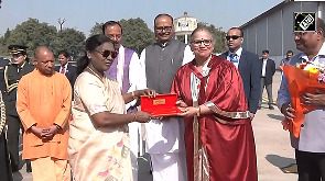 UP CM Yogi Adityanath receives President Droupadi Murmu at Lucknow airport