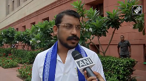 'Aise dost se dushmann achhe', Aazad questions Trump's friendship with India