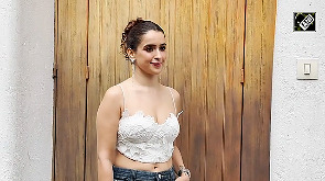 Sanya Malhotra looks smokin' hot!